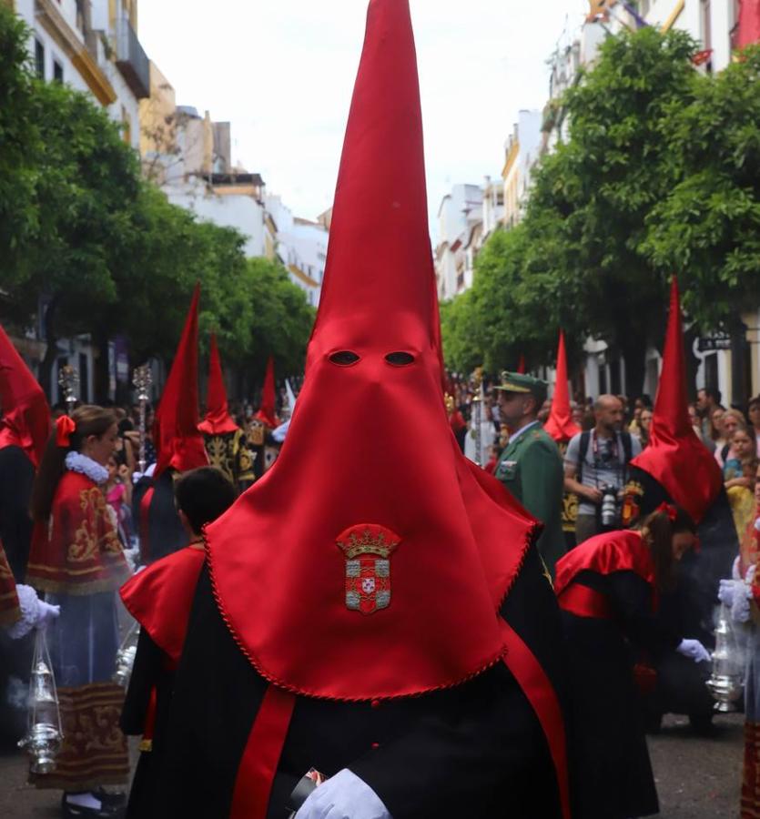 Jueves Santo | La esperada salida de la Caridad de Córdoba, en imágenes