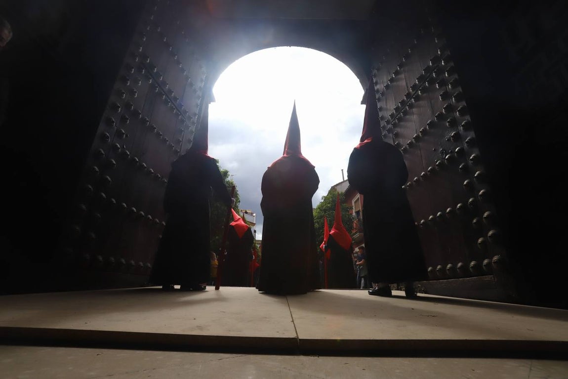 Jueves Santo | La esperada salida de la Caridad de Córdoba, en imágenes