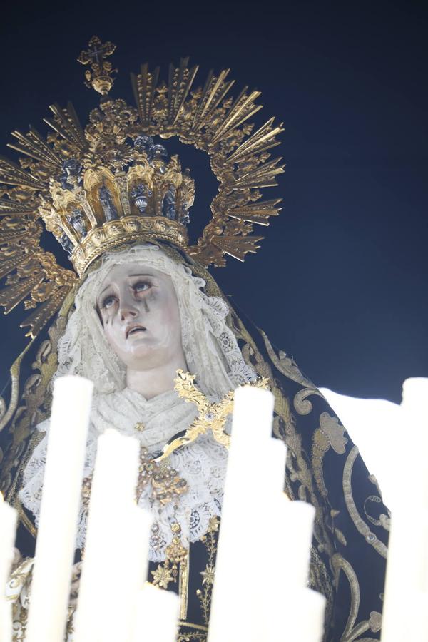 Jueves Santo | La sobria salida de Jesús Nazareno de Córdoba, en imágenes