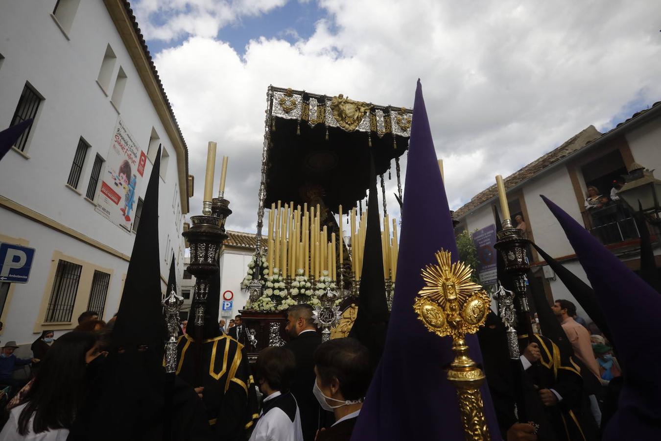 Jueves Santo | La sobria salida de Jesús Nazareno de Córdoba, en imágenes