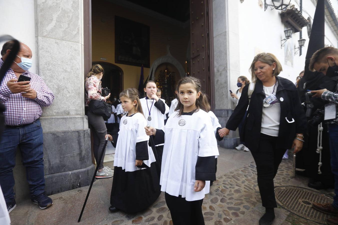 Jueves Santo | La sobria salida de Jesús Nazareno de Córdoba, en imágenes