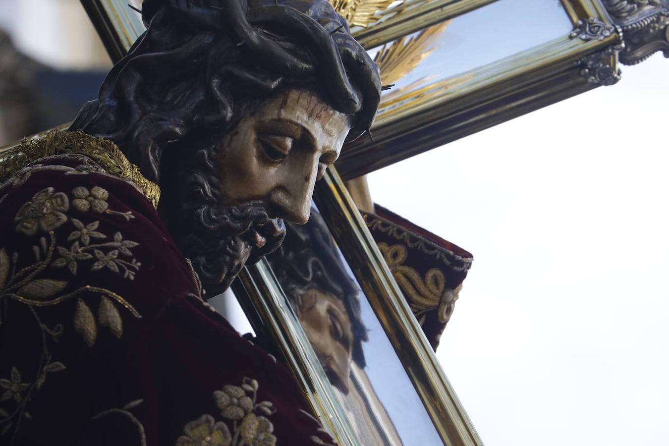 Jueves Santo | La sobria salida de Jesús Nazareno de Córdoba, en imágenes