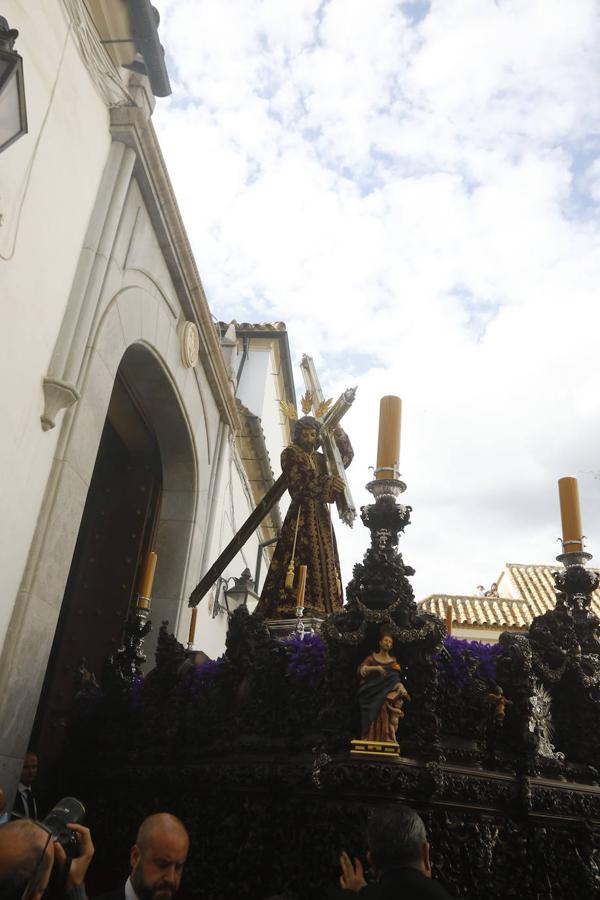 Jueves Santo | La sobria salida de Jesús Nazareno de Córdoba, en imágenes