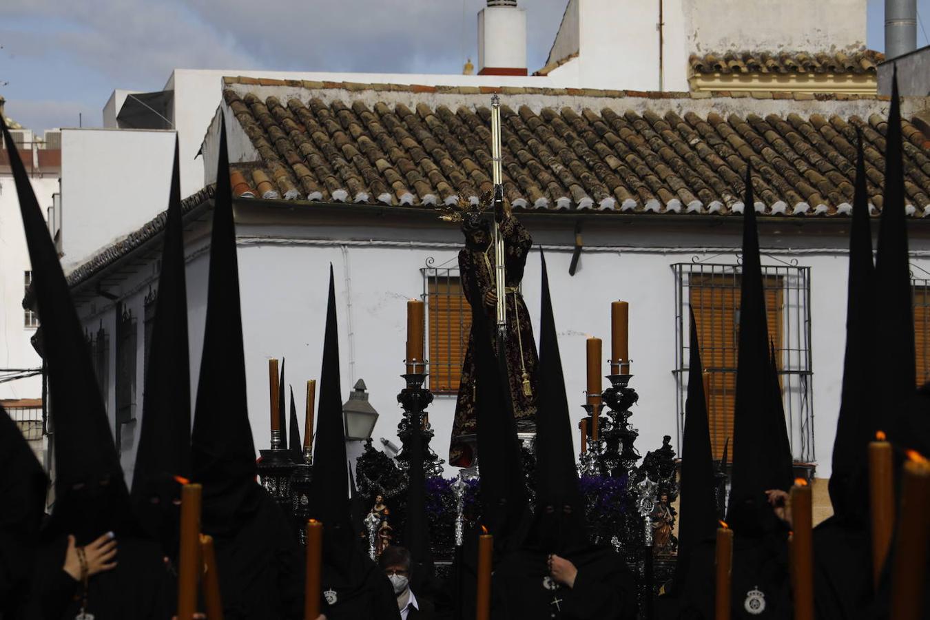 Jueves Santo | La sobria salida de Jesús Nazareno de Córdoba, en imágenes