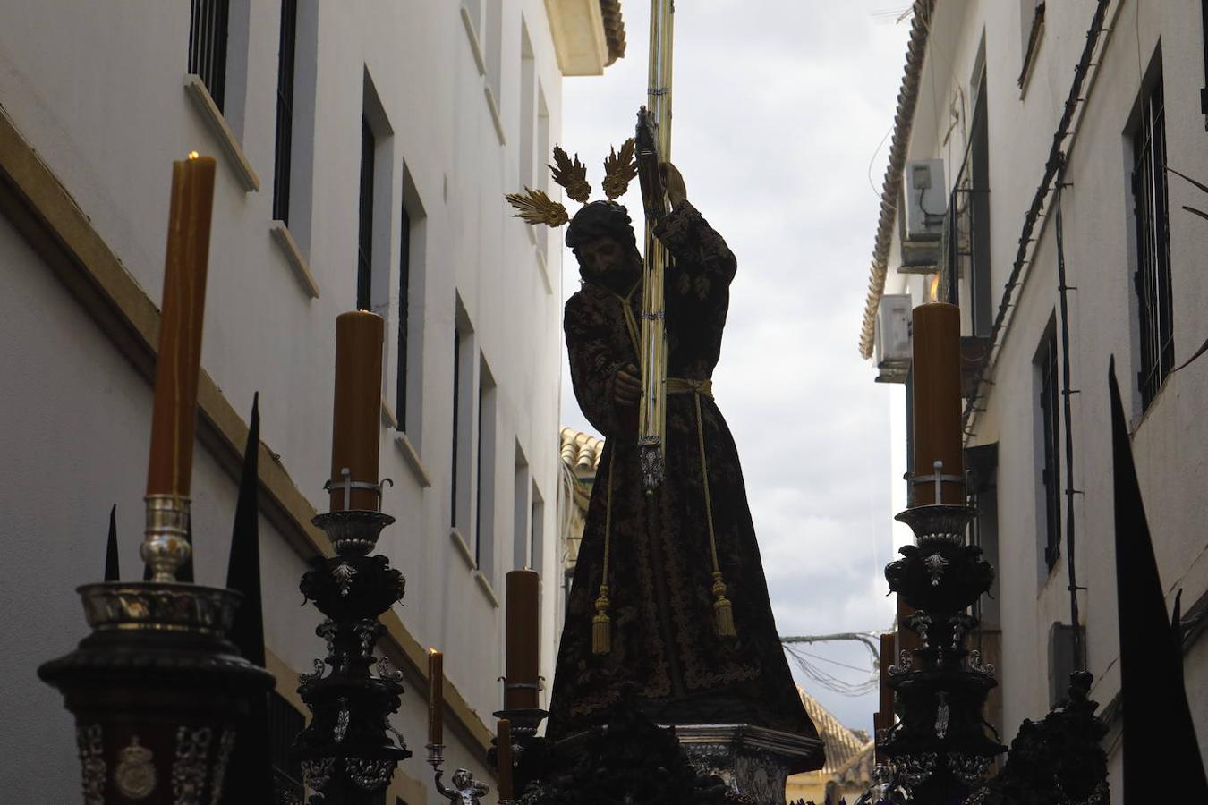 Jueves Santo | La sobria salida de Jesús Nazareno de Córdoba, en imágenes