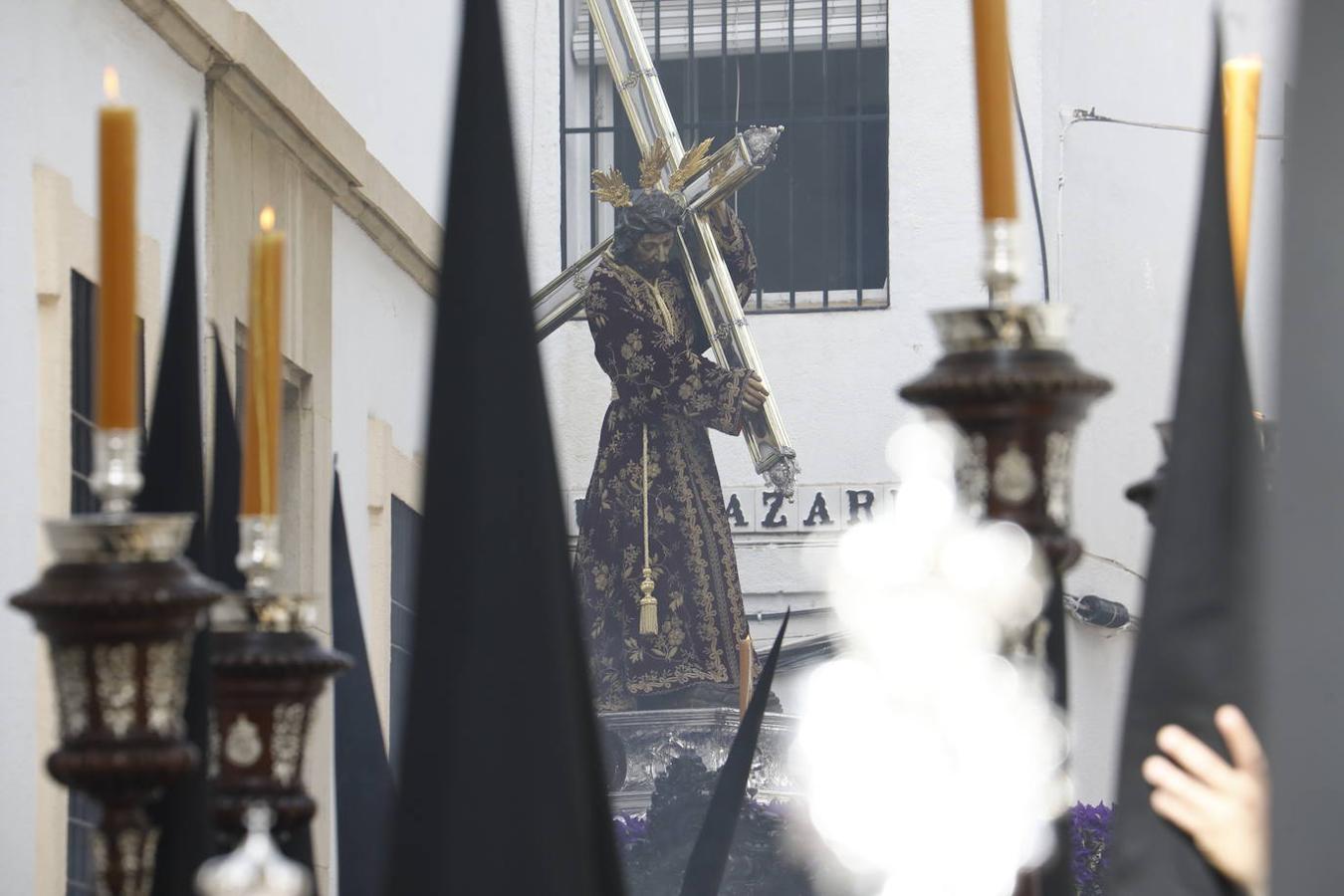 Jueves Santo | La sobria salida de Jesús Nazareno de Córdoba, en imágenes