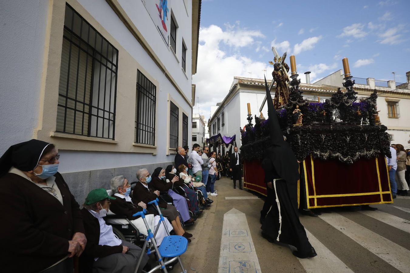 Jueves Santo | La sobria salida de Jesús Nazareno de Córdoba, en imágenes