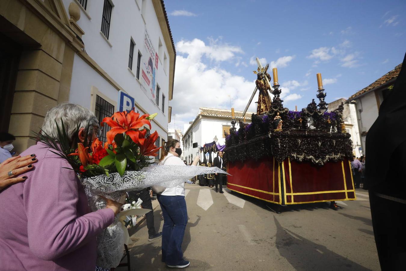 Jueves Santo | La sobria salida de Jesús Nazareno de Córdoba, en imágenes