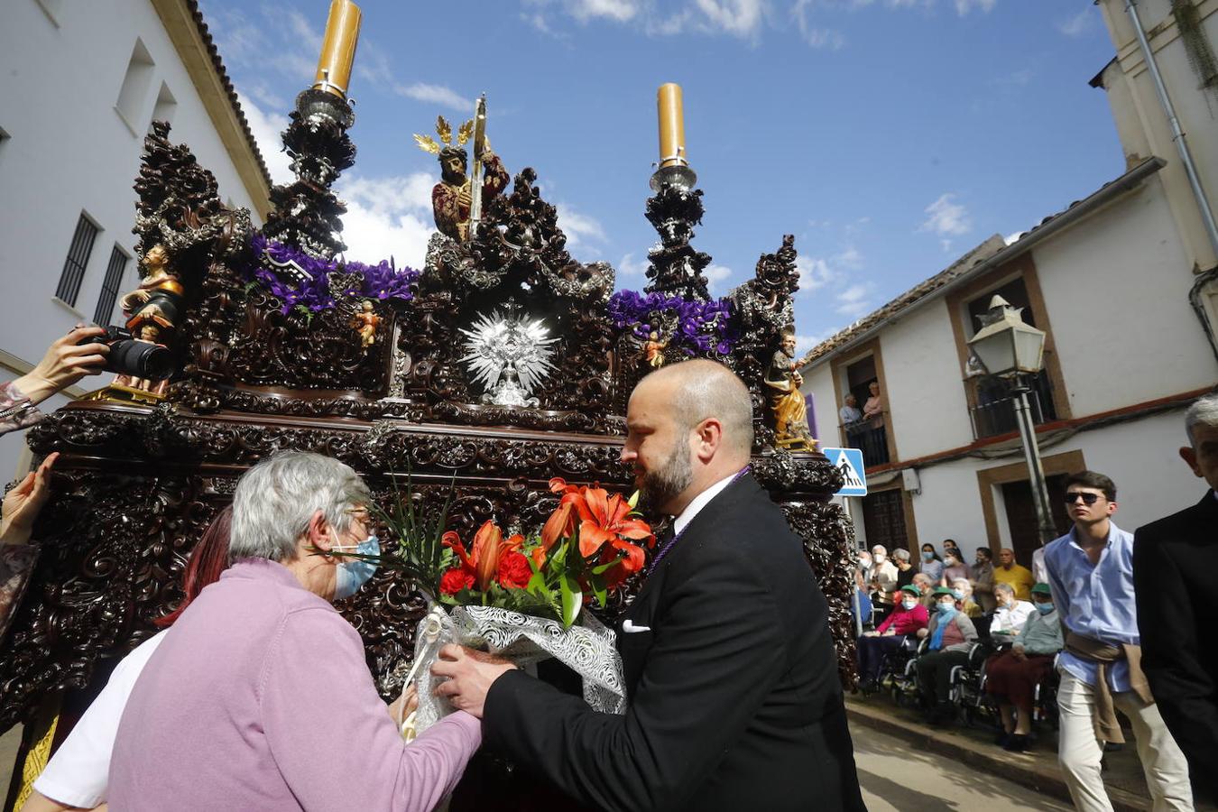 Jueves Santo | La sobria salida de Jesús Nazareno de Córdoba, en imágenes