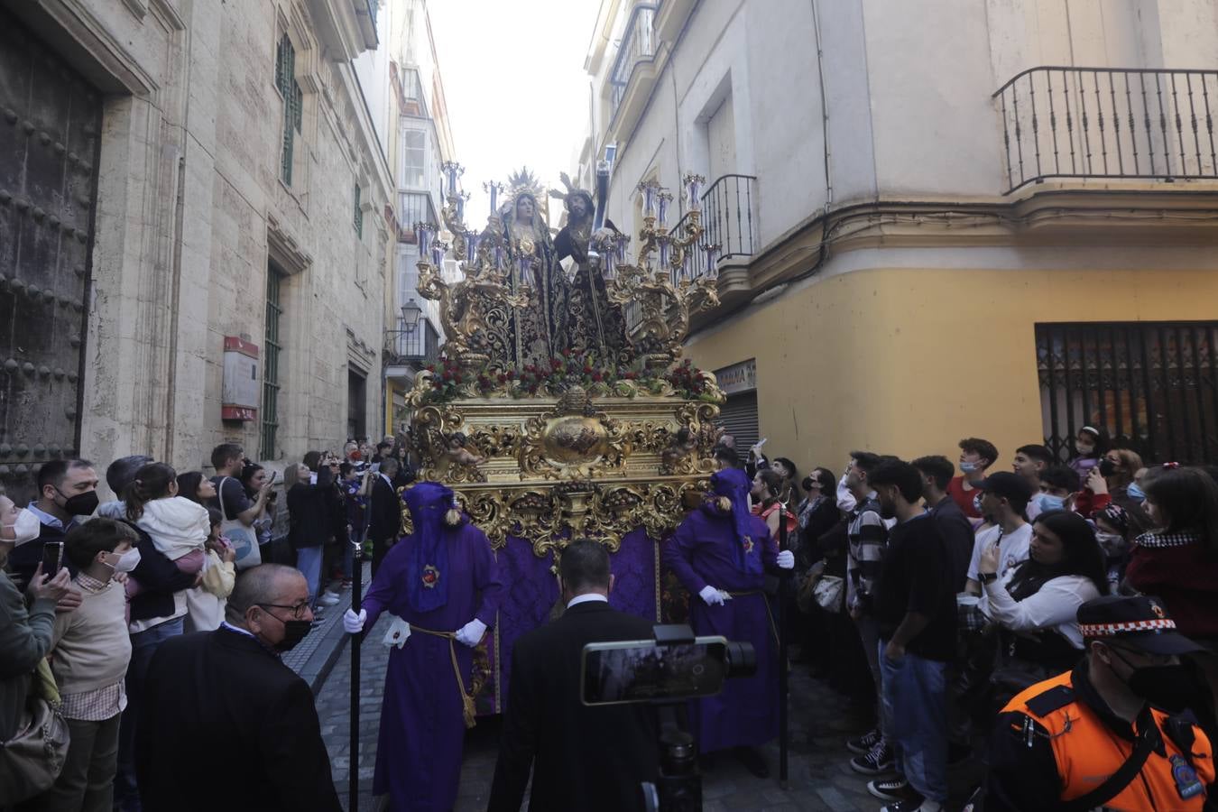 Fotos: La hermandad de Afligidos, el Jueves Santo en Cádiz