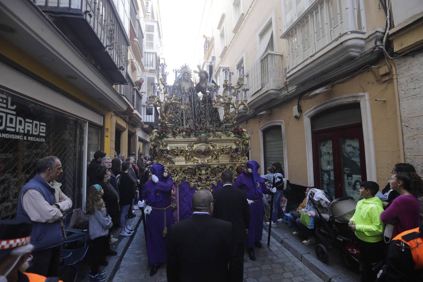 Fotos: La hermandad de Afligidos, el Jueves Santo en Cádiz