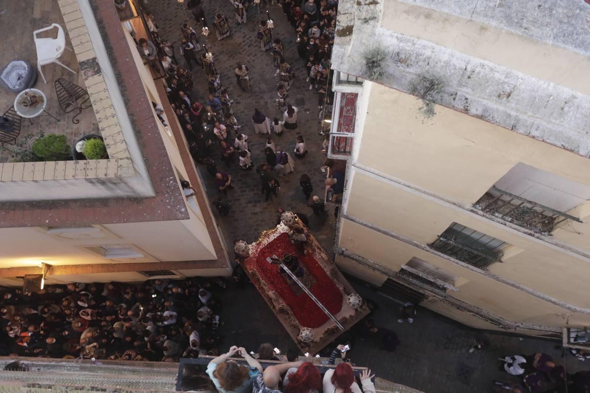 Fotos: El Nazareno se reencuentra con Santa María el Jueves Santo en Cádiz
