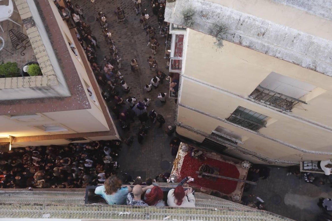 Fotos: El Nazareno se reencuentra con Santa María el Jueves Santo en Cádiz