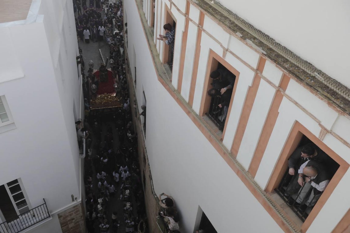 Fotos: El Nazareno se reencuentra con Santa María el Jueves Santo en Cádiz