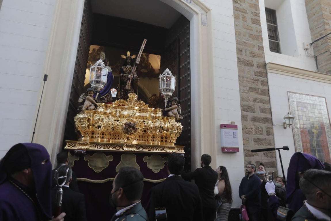 Fotos: El Nazareno se reencuentra con Santa María el Jueves Santo en Cádiz