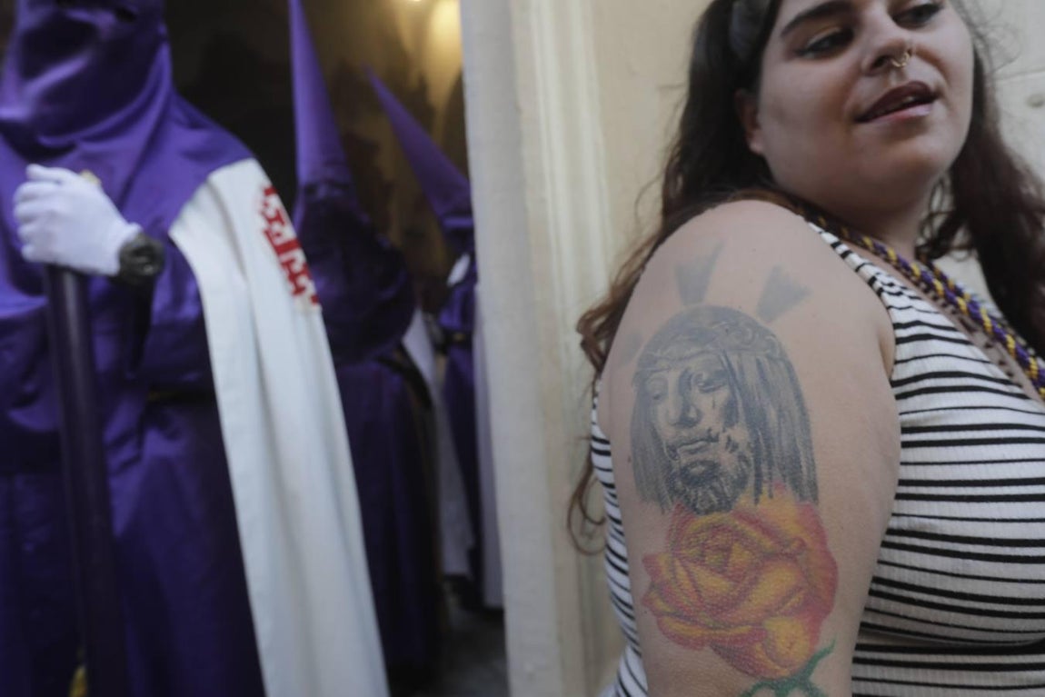 Fotos: El Nazareno se reencuentra con Santa María el Jueves Santo en Cádiz