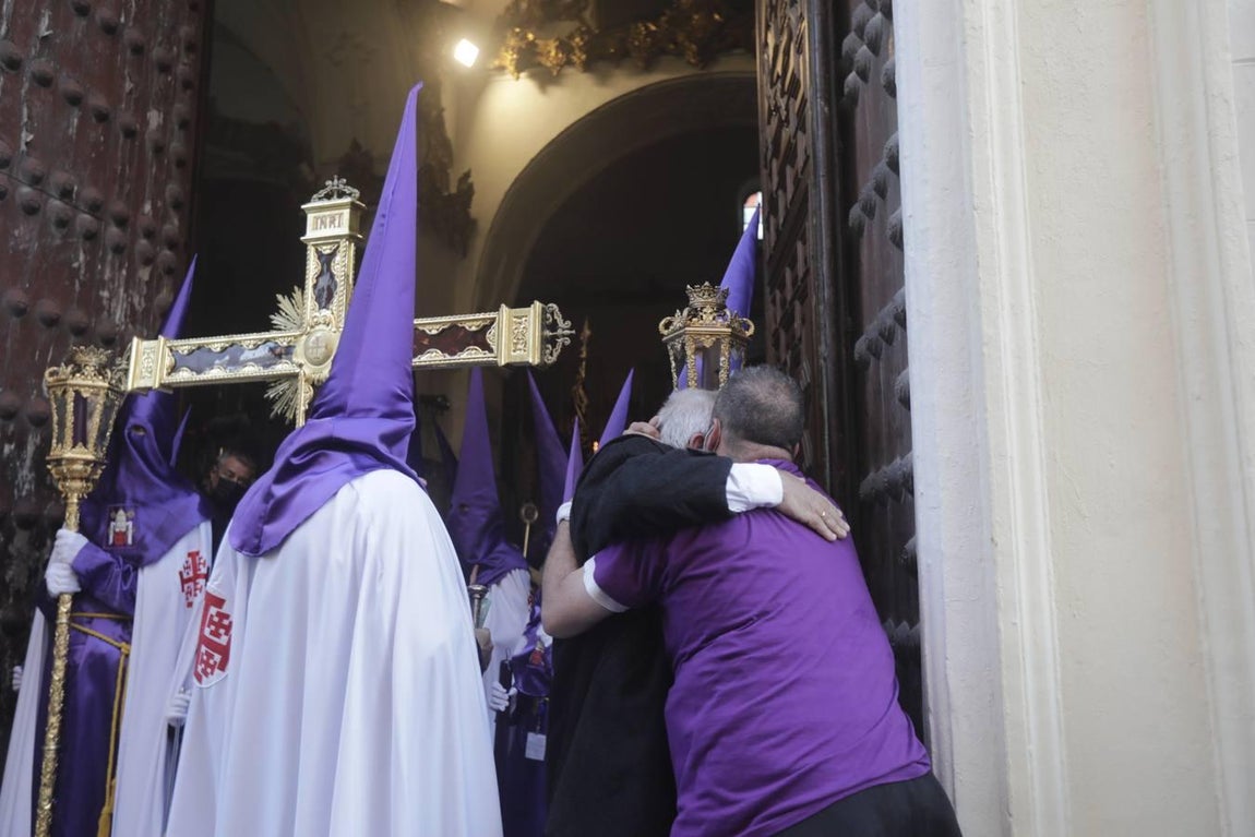Fotos: El Nazareno se reencuentra con Santa María el Jueves Santo en Cádiz