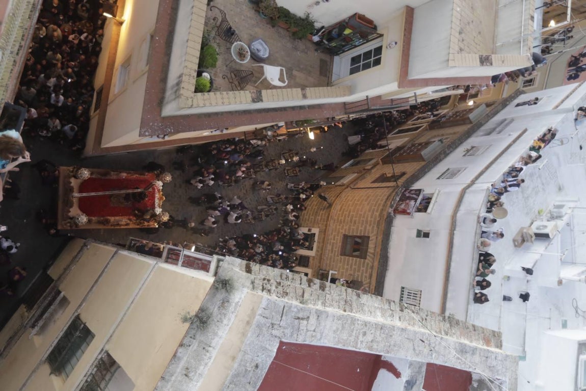Fotos: El Nazareno se reencuentra con Santa María el Jueves Santo en Cádiz