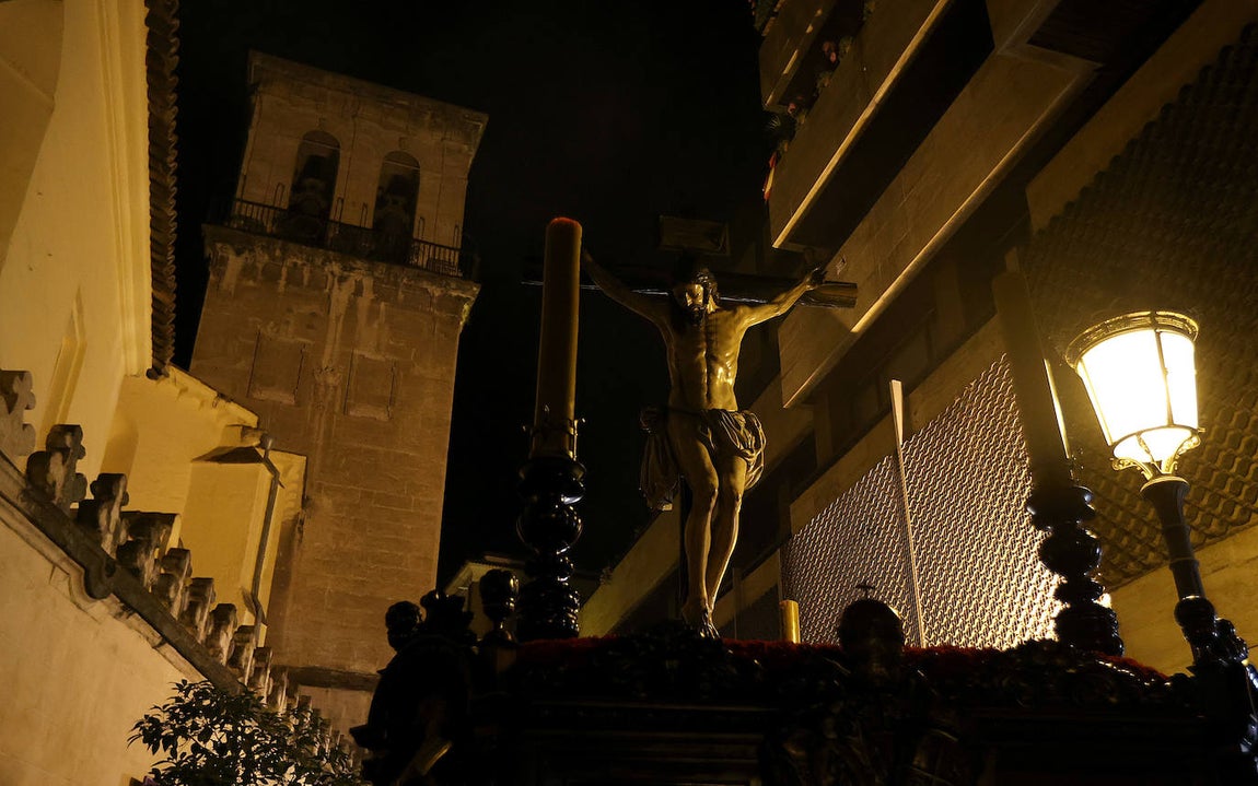 El intimismo de la procesión de la Buena Muerte de Córdoba, en imágenes