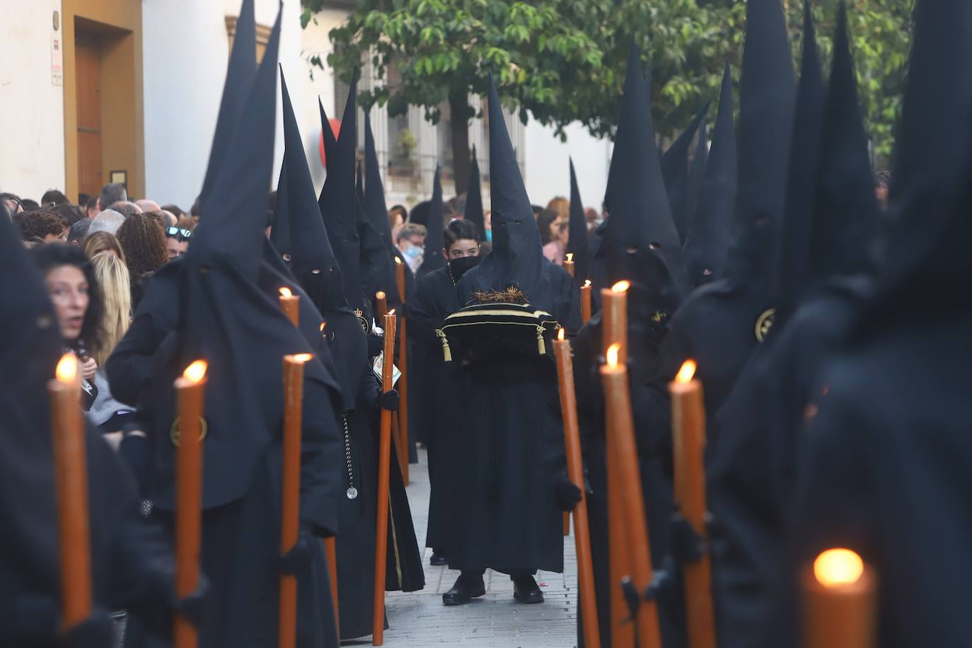 Viernes Santo | La devoción en la procesión de los Dolores, en imágenes