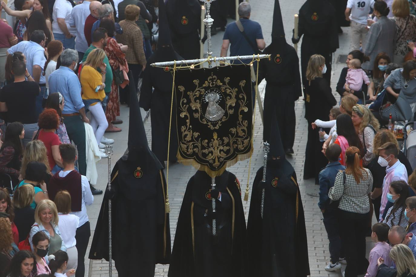 Viernes Santo | La devoción en la procesión de los Dolores, en imágenes