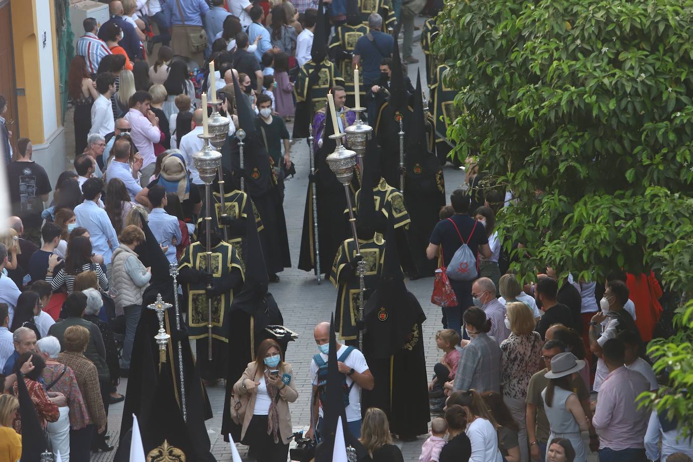 Viernes Santo | La devoción en la procesión de los Dolores, en imágenes