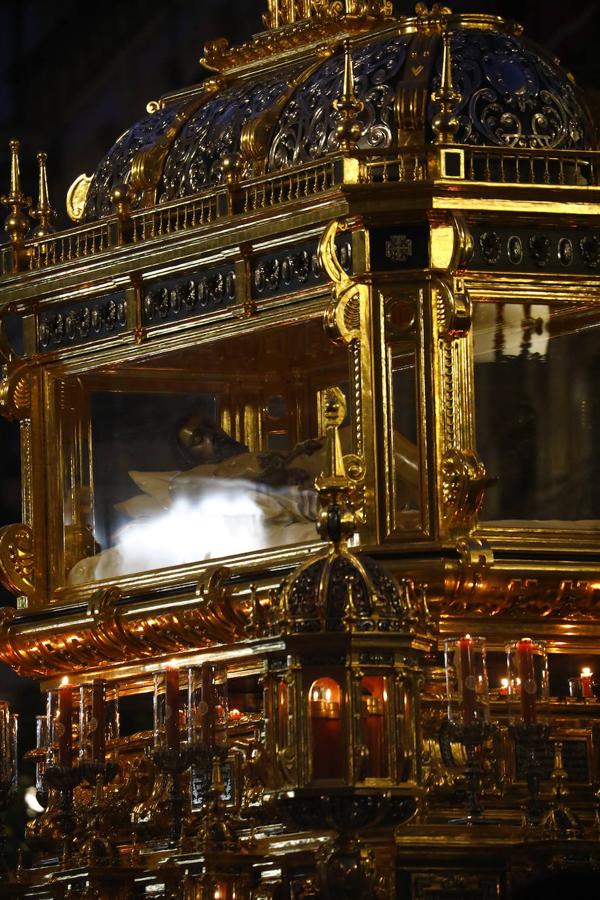 Viernes Santo | La solemne procesión del Santo Sepulcro de Córdoba, en imágenes