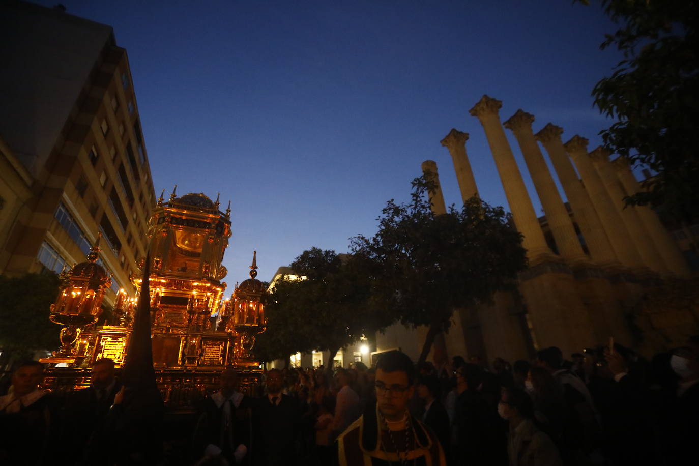 Viernes Santo | La solemne procesión del Santo Sepulcro de Córdoba, en imágenes