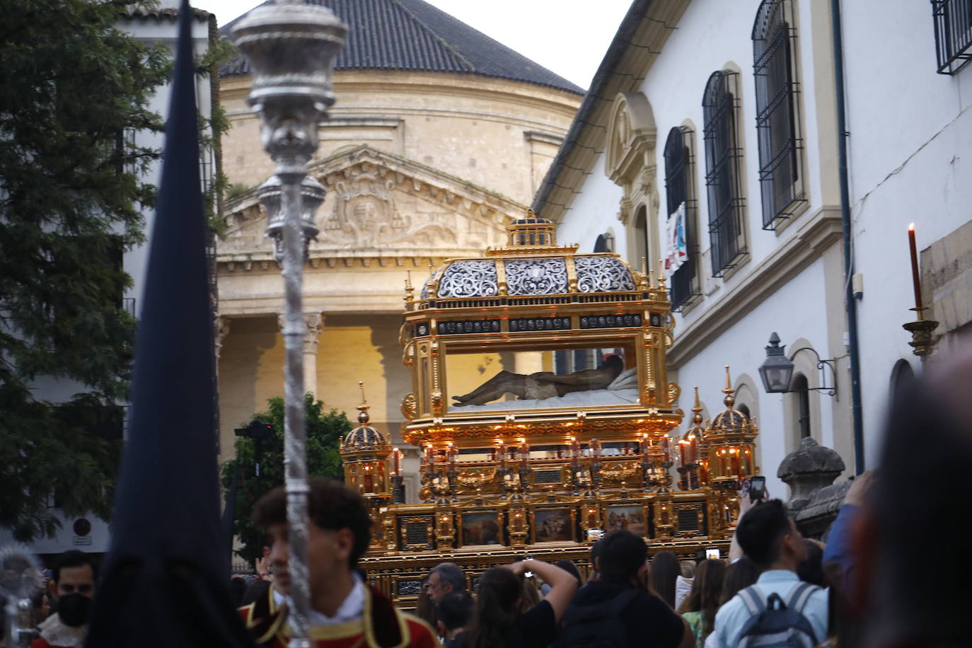 Viernes Santo | La solemne procesión del Santo Sepulcro de Córdoba, en imágenes