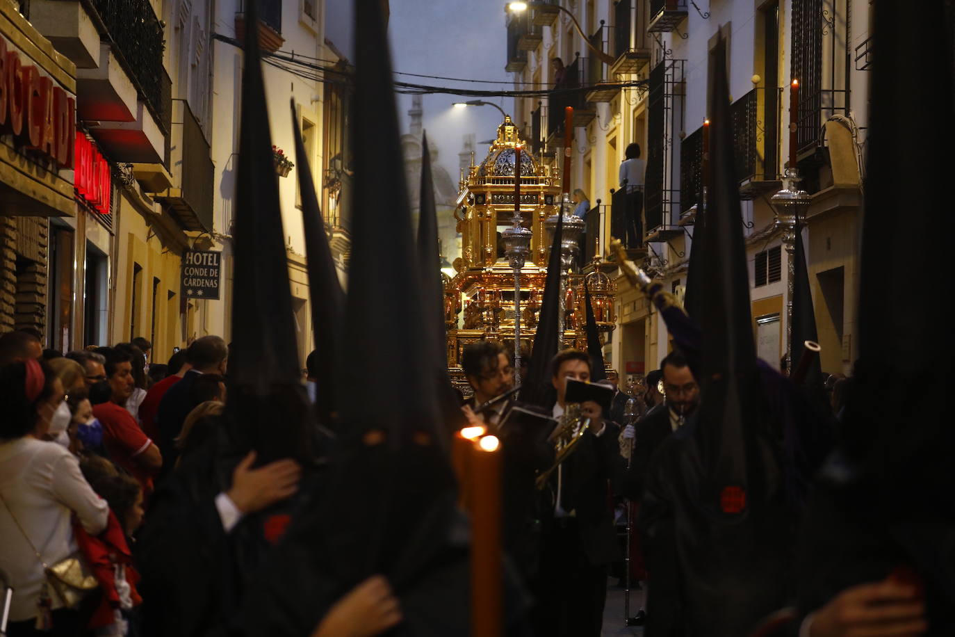 Viernes Santo | La solemne procesión del Santo Sepulcro de Córdoba, en imágenes