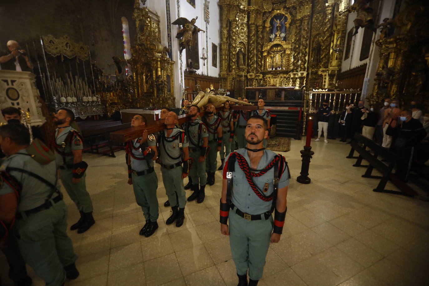 En imágenes, la Legión con el Señor de la Caridad este Viernes Santo en Córdoba