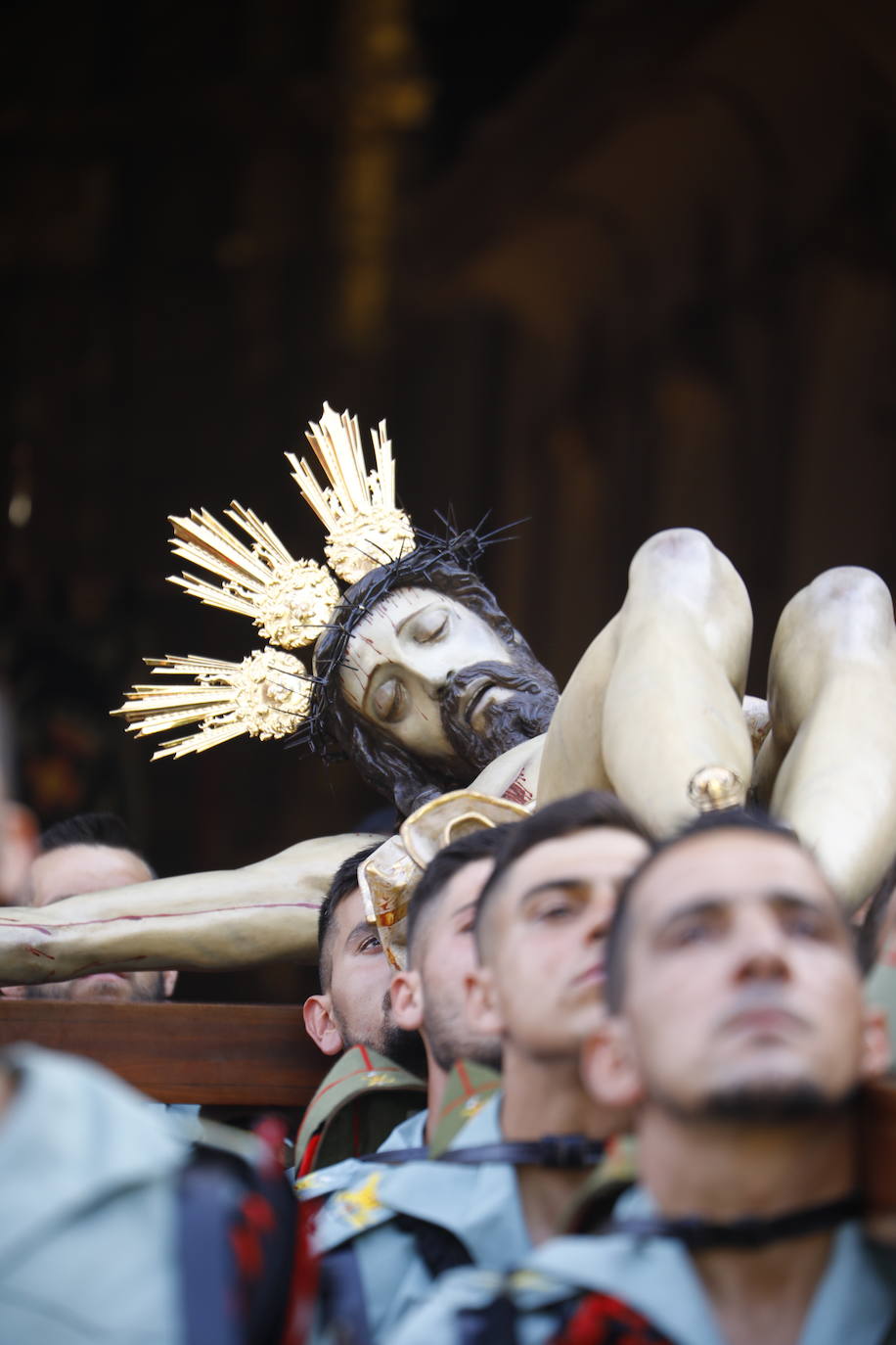 En imágenes, la Legión con el Señor de la Caridad este Viernes Santo en Córdoba