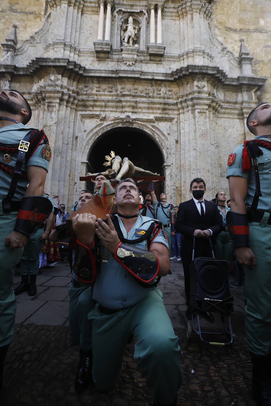 En imágenes, la Legión con el Señor de la Caridad este Viernes Santo en Córdoba