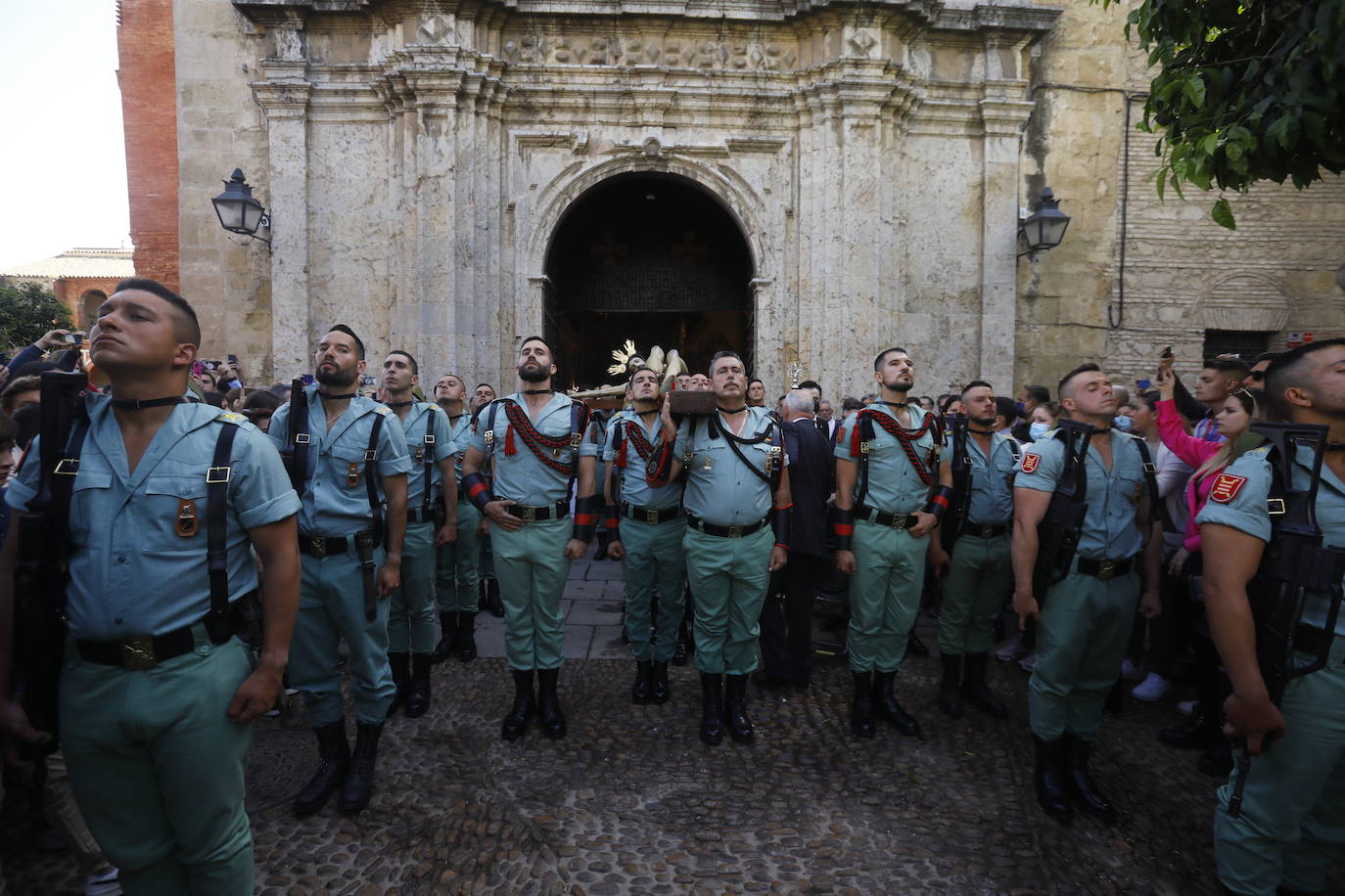 En imágenes, la Legión con el Señor de la Caridad este Viernes Santo en Córdoba