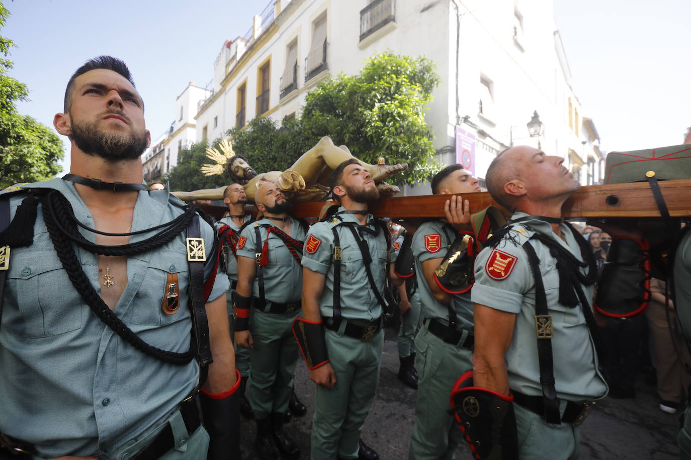 En imágenes, la Legión con el Señor de la Caridad este Viernes Santo en Córdoba