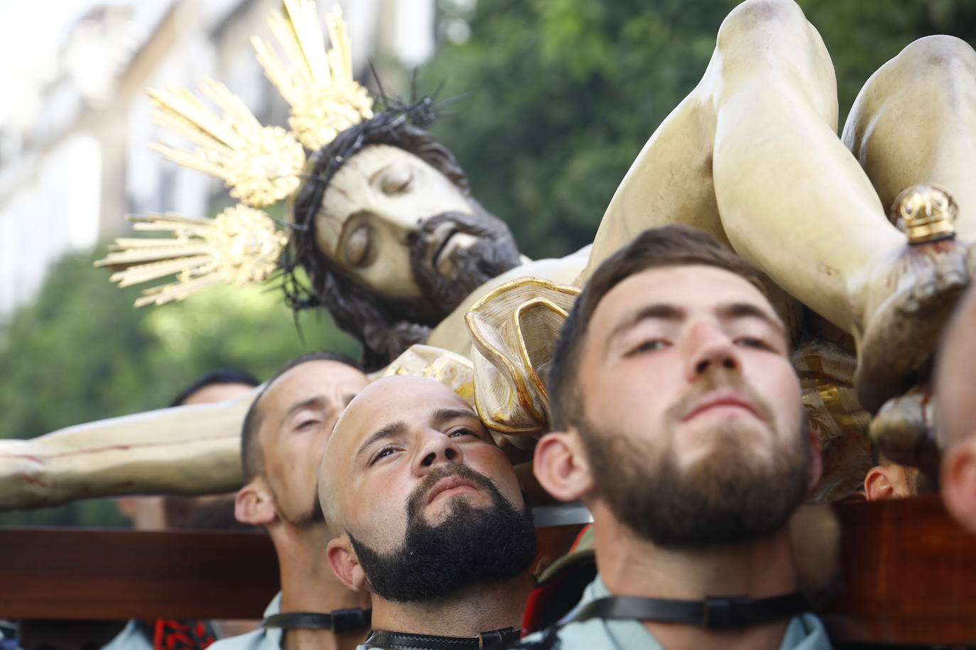 En imágenes, la Legión con el Señor de la Caridad este Viernes Santo en Córdoba