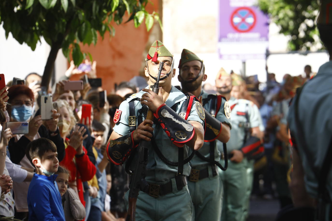 En imágenes, la Legión con el Señor de la Caridad este Viernes Santo en Córdoba