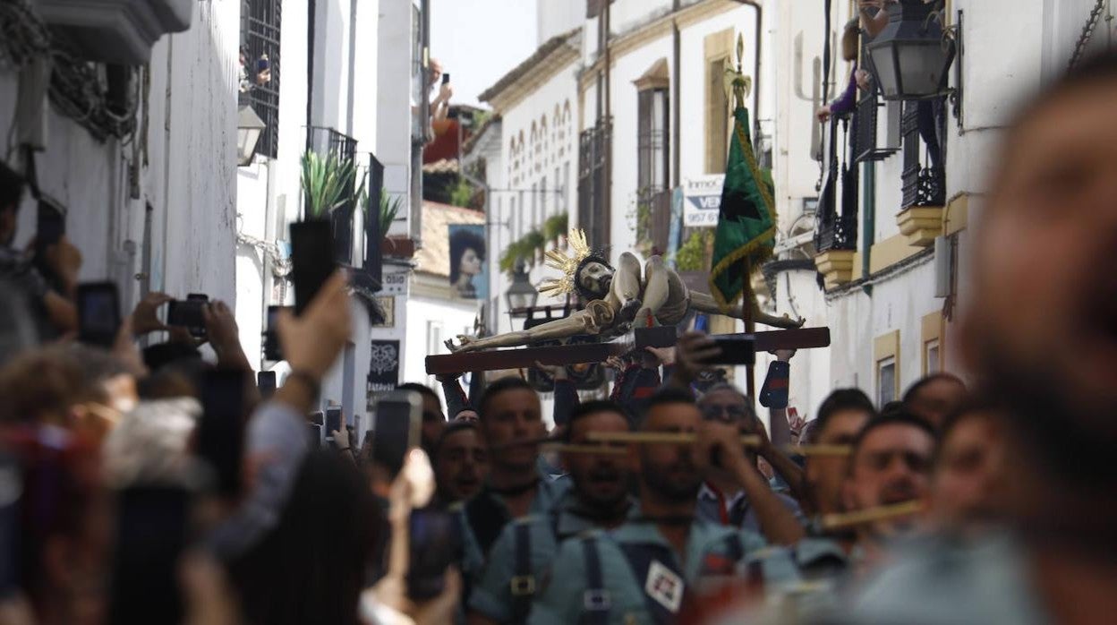 En imágenes, la Legión con el Señor de la Caridad este Viernes Santo en Córdoba