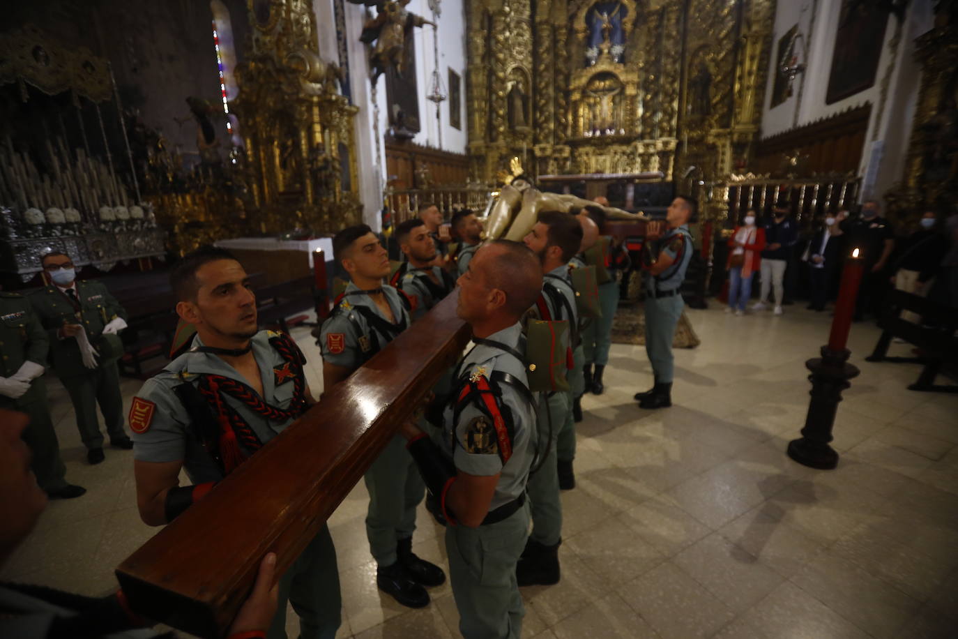 En imágenes, la Legión con el Señor de la Caridad este Viernes Santo en Córdoba