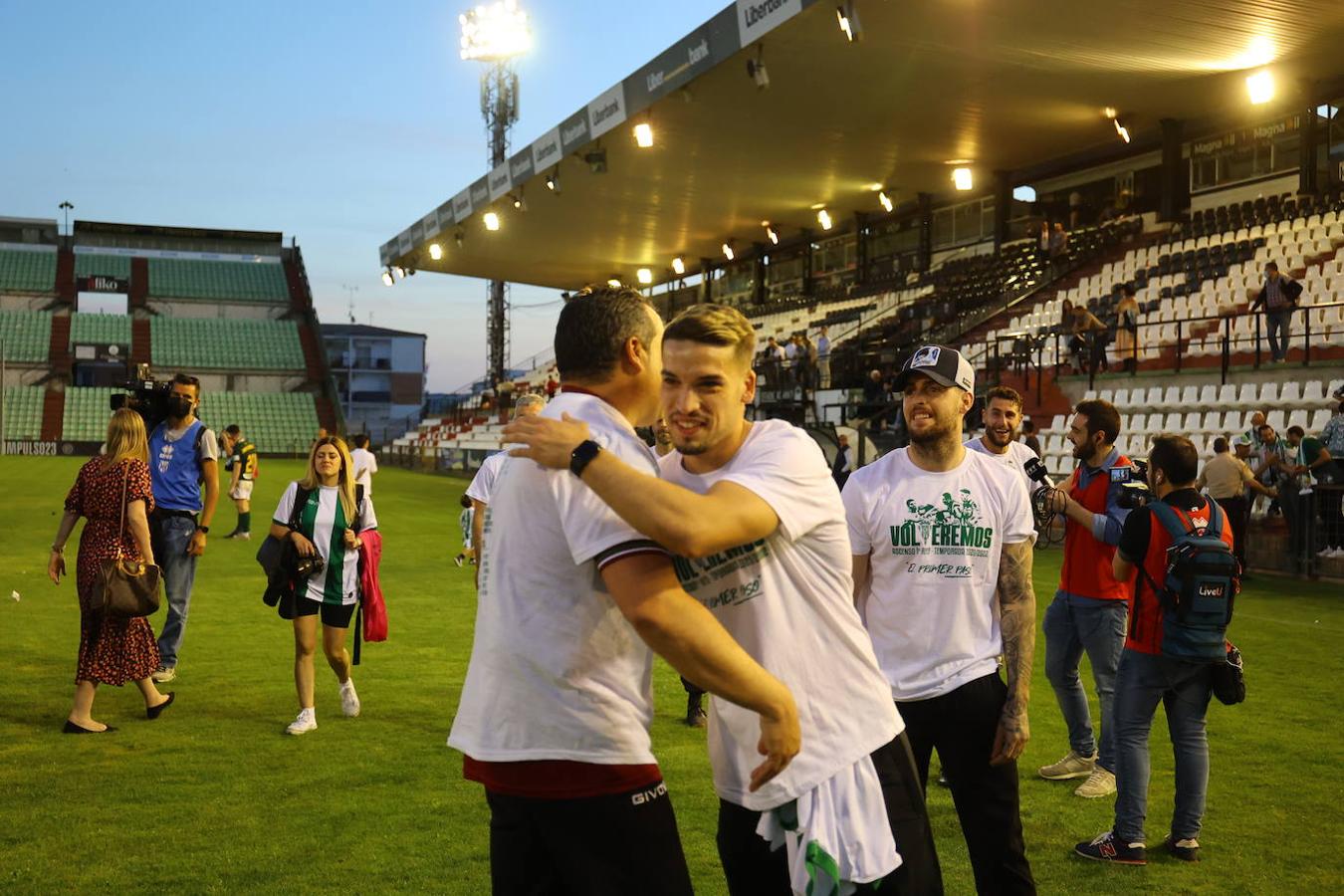 La fiesta del ascenso del Córdoba CF en Mérida, en imágenes