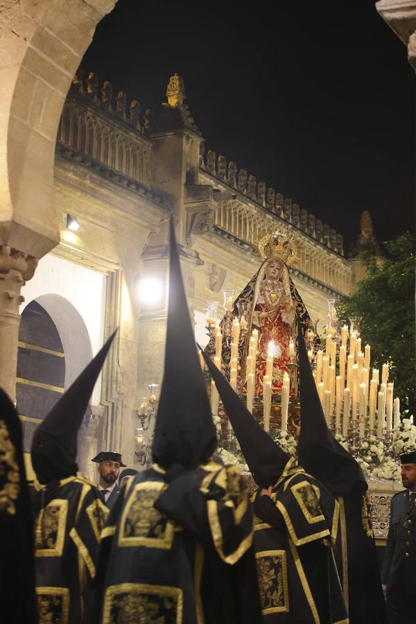 En imágenes, la Virgen de los Dolores en la Catedral de Córdoba el Viernes Santo