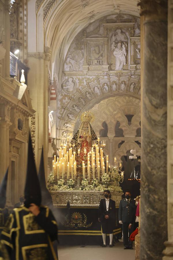 En imágenes, la Virgen de los Dolores en la Catedral de Córdoba el Viernes Santo