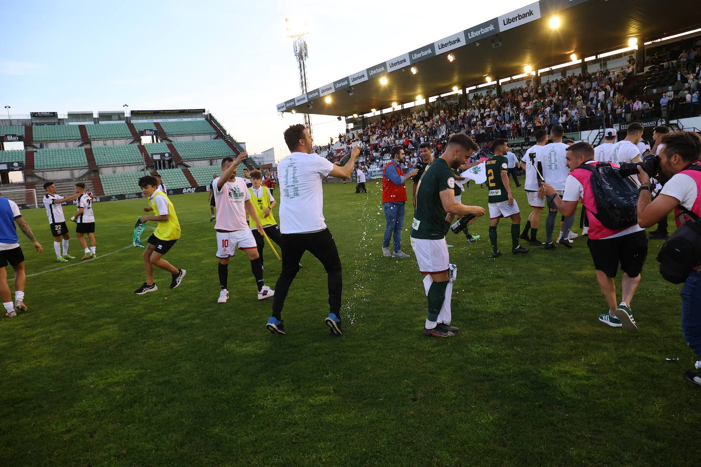 La fiesta del ascenso del Córdoba CF en Mérida, en imágenes