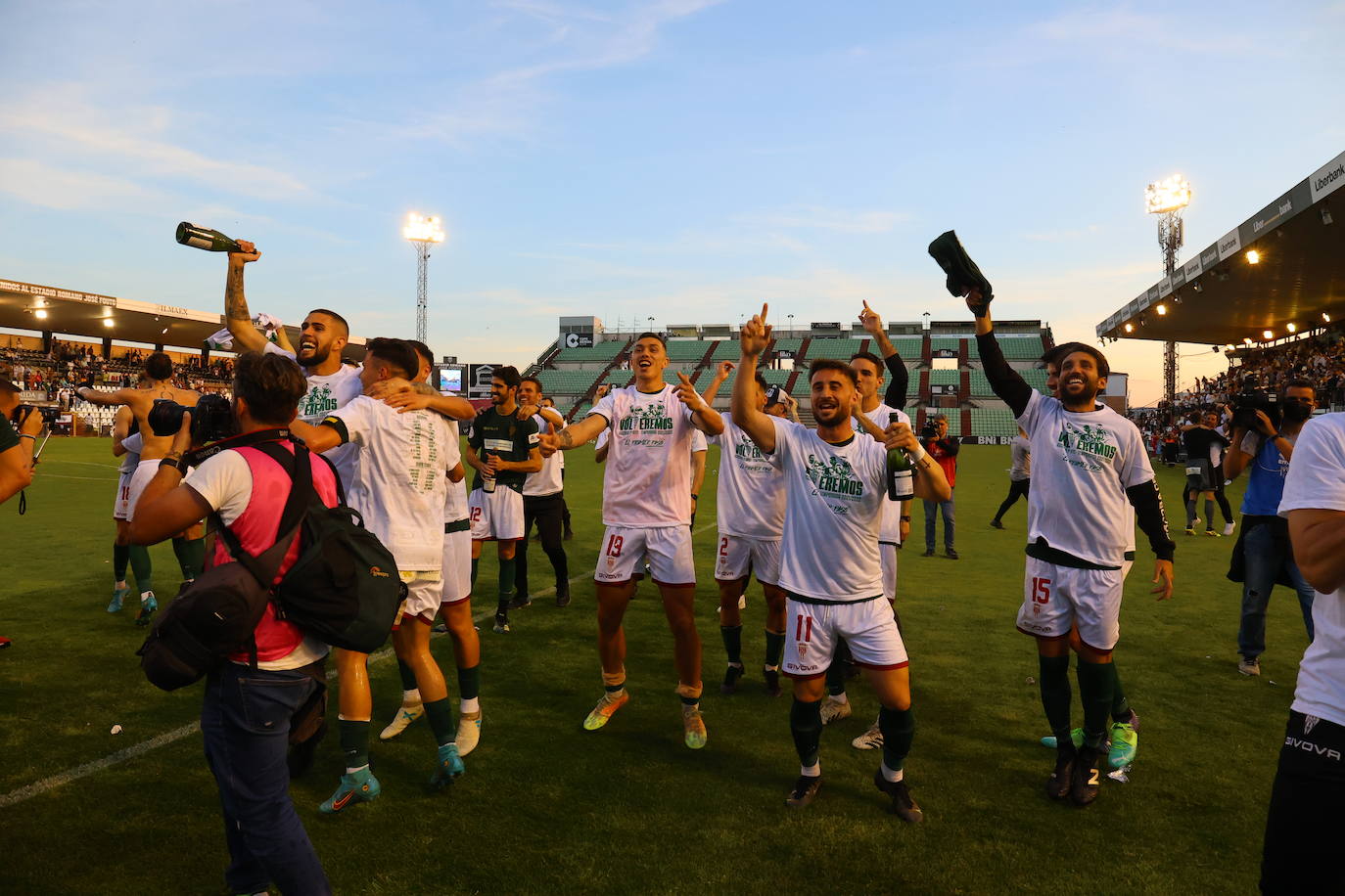 La fiesta del ascenso del Córdoba CF en Mérida, en imágenes