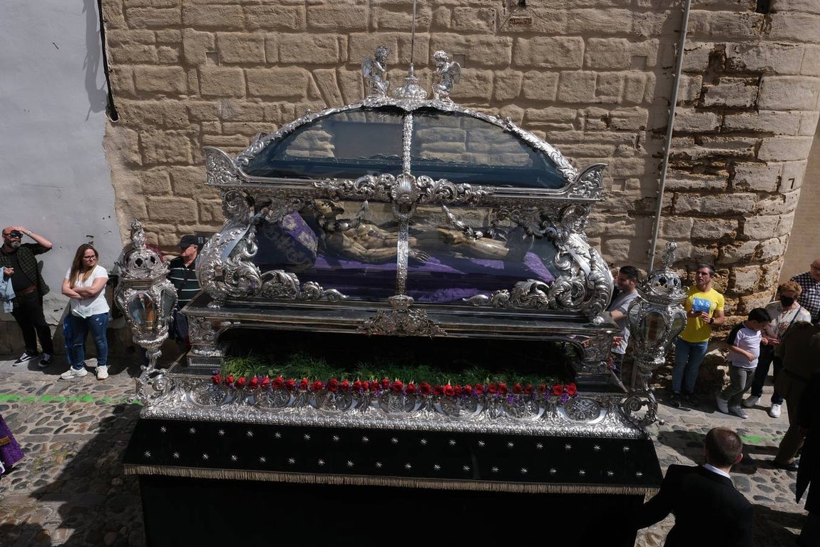 Fotos: Accidentado Sábado Santo para el Santo Entierro en Cádiz