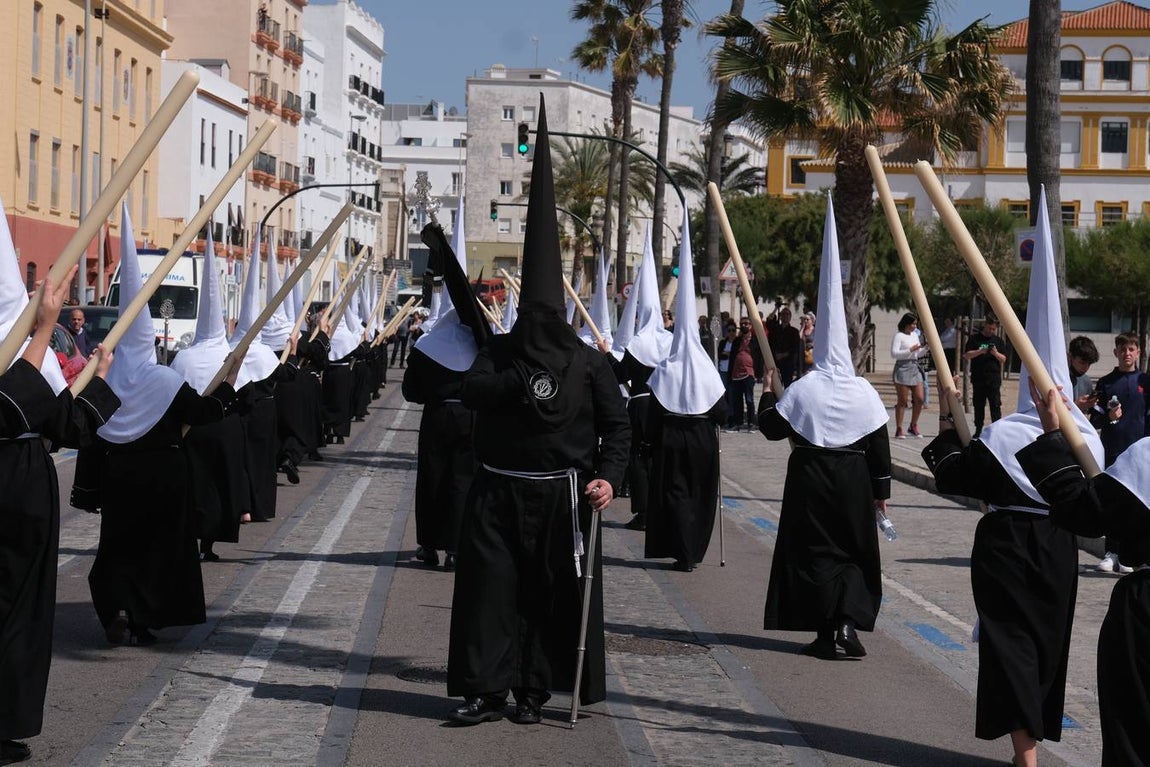 Fotos: Accidentado Sábado Santo para el Santo Entierro en Cádiz