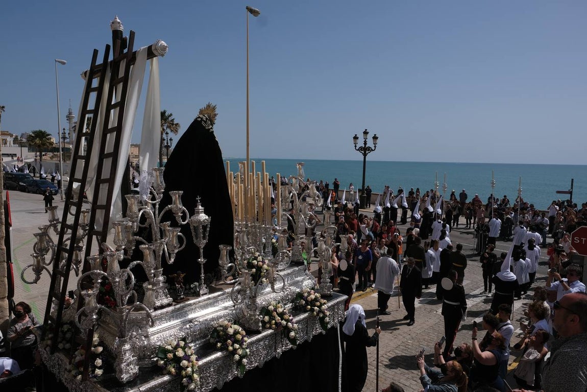 Fotos: Accidentado Sábado Santo para el Santo Entierro en Cádiz