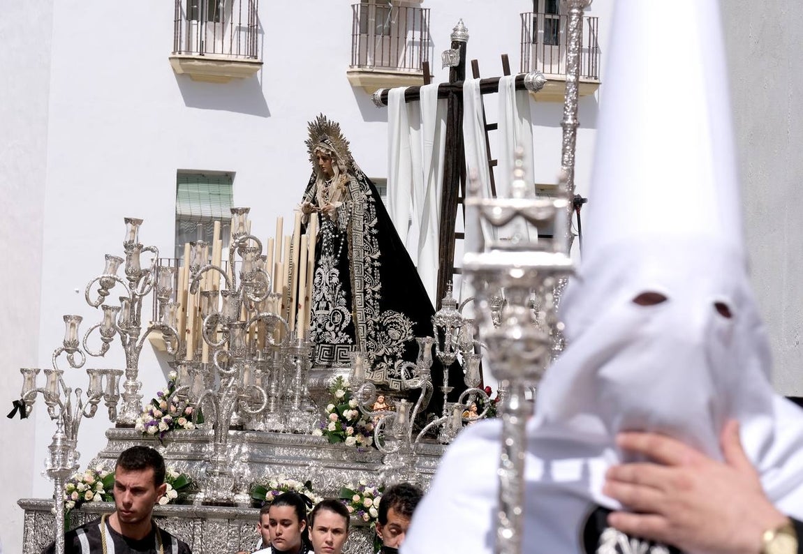 Fotos: Accidentado Sábado Santo para el Santo Entierro en Cádiz