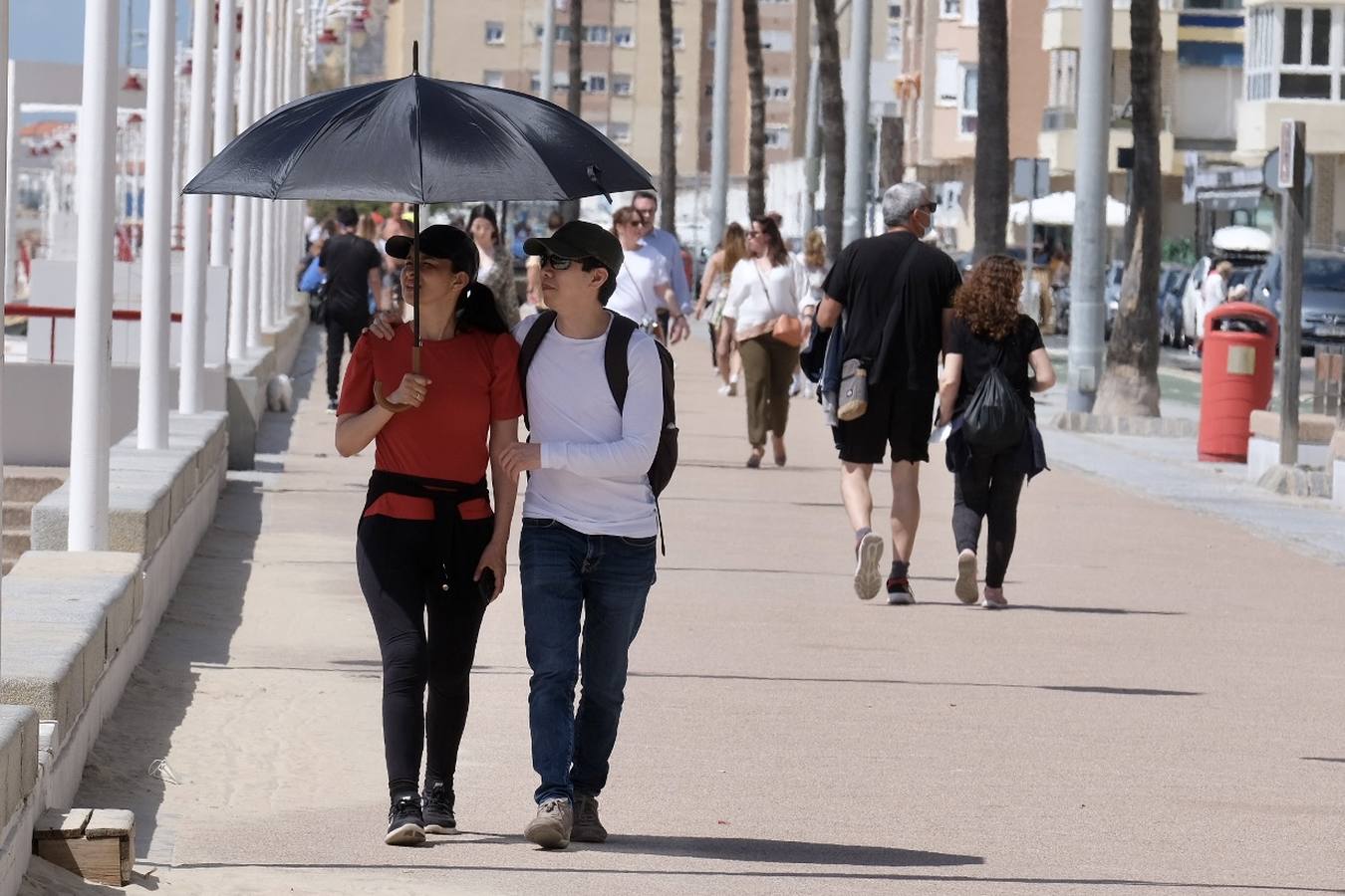 Fotos: Espléndido fin de semana de playa y terrazas en Cádiz