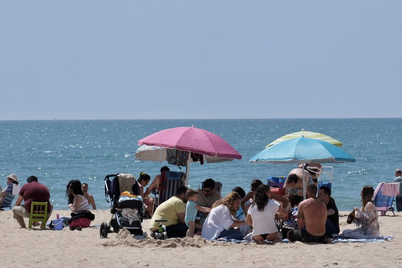 Fotos: Espléndido fin de semana de playa y terrazas en Cádiz